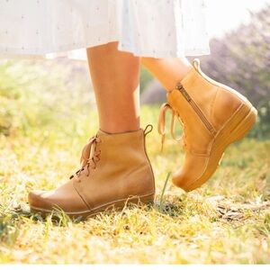 Dansko Sigourney Distressed Honey Boots sz 10
